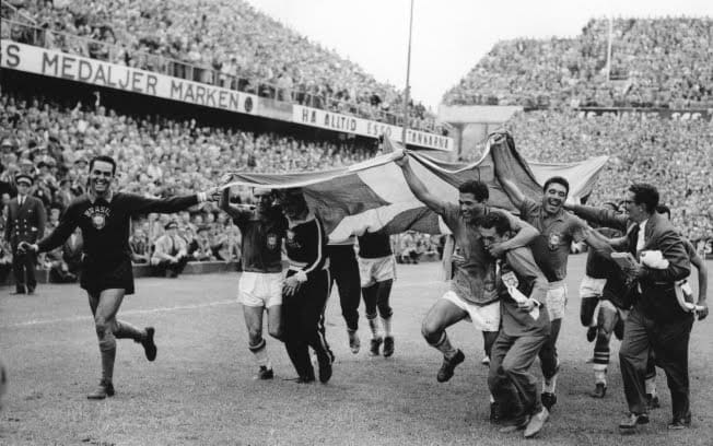 1958-no-primeiro-título-mundial-seleção-agrada-anfitriões-e-dá-volta-olímpica-carregando-bandeira-sueca