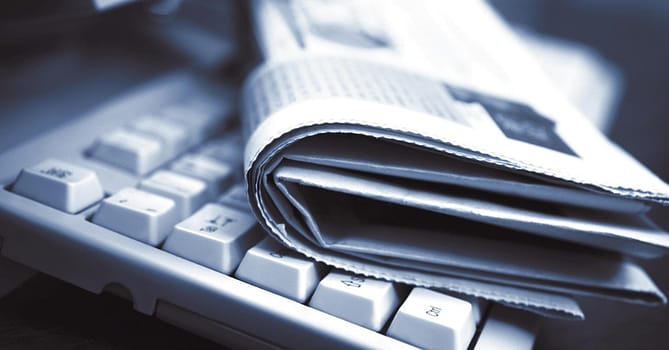 jornal-sobre-teclado-de-computador-imagem-utilizada-para-ilustrar-materia-sobre-o-jornalismo-e-a-internet-1348096993487_956x500